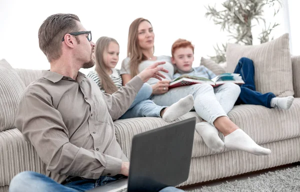 Lycklig familj tillbringar sin lediga tid i sitt vardagsrum. — Stockfoto