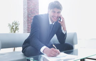 İşadamı mali belgeleriyle çalışma