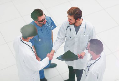 karşılıklı iki doktorlar toplantısında.