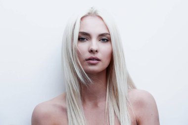 Endişeli, güzel bir sarışının yakın çekimi.