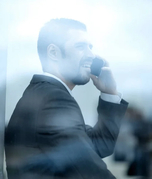 Jovem Funcionário Falando Telefone Sentado Peitoril Janela — Fotografia de Stock