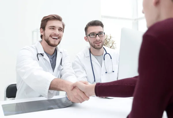 Stretta di mano di un medico e del suo paziente — Foto Stock