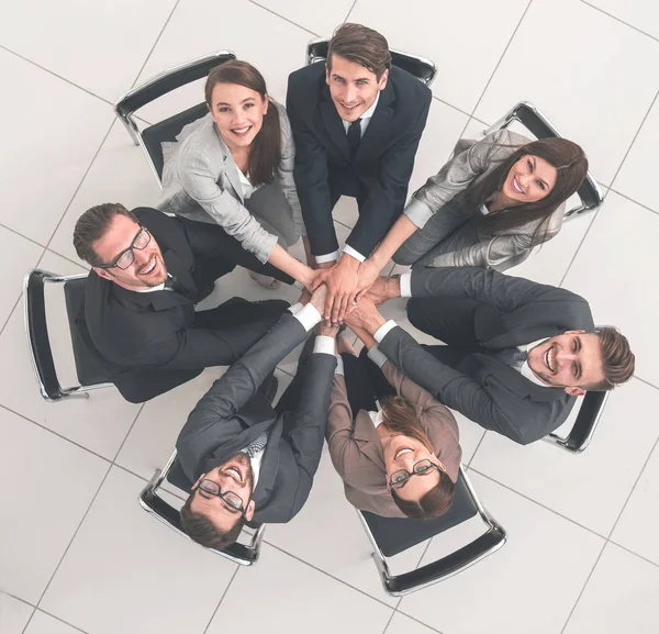 Topo view.sorrindo equipe de negócios fazendo uma torre fora de mãos — Fotografia de Stock