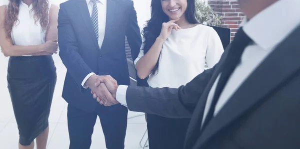 Apretón de manos de los empresarios en el fondo de la oficina — Foto de Stock