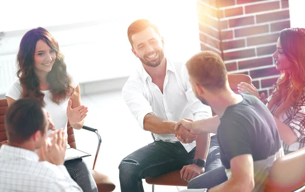 Vänligt handslag kollegor när mötet — Stockfoto