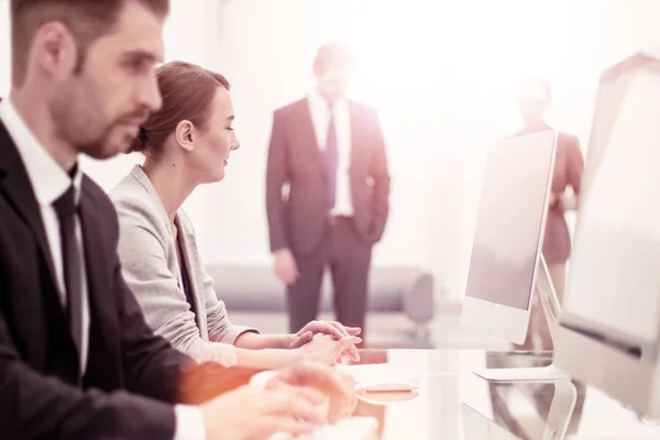 Medewerkers werken op computers in de lobby van de Bank — Stockfoto