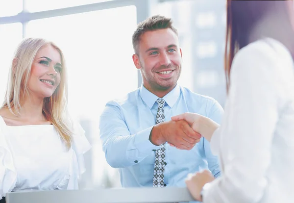 Närbild. Manager skakar hand en kvinna-klient. — Stockfoto