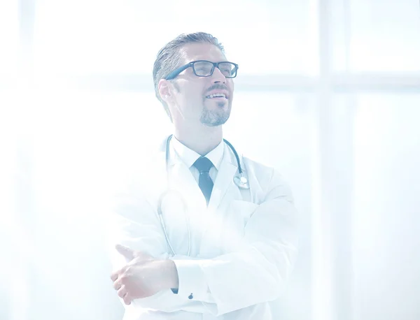 Säker läkare tittar på kopieringsutrymme — Stockfoto