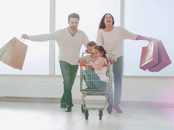 Szorosan összefonódott család jár bevásárolni. — Stock Fotó