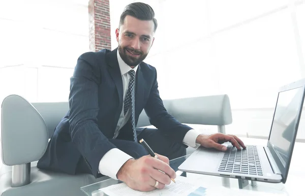 Homme d'affaires travaillant avec des graphiques d'entreprise sur un ordinateur portable — Photo