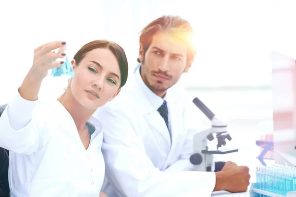 Equipe de Biólogos Pesquisadores Trabalhando em Laboratório — Fotografia de Stock