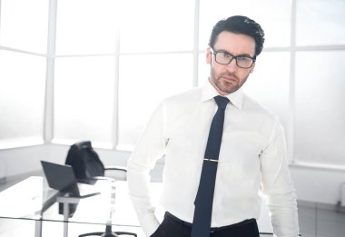 Geniş bir ofiste kendine güvenen bir iş adamı