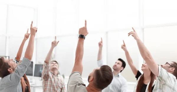 Business-team som pekar uppåt till det tomma utrymmet. — Stockfoto