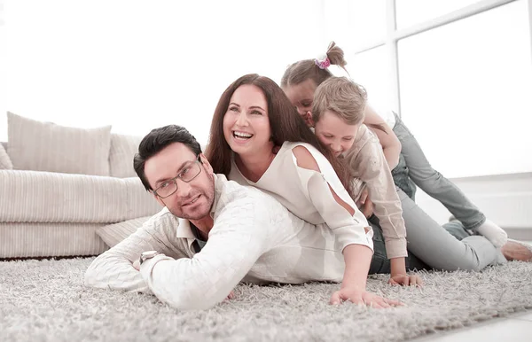 Ευτυχισμένη οικογένεια στο σπίτι να περνάμε χρόνο μαζί. — Φωτογραφία Αρχείου