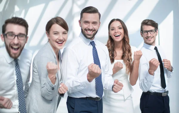 Stäng up.happy business team stående i office — Stockfoto
