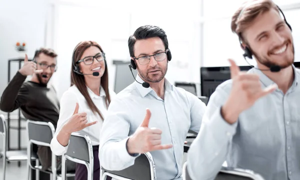 Sluit up.smiling call center medewerkers duim opdagen — Stockfoto