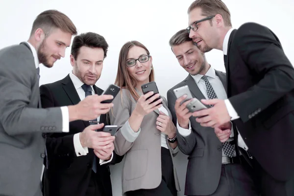 Gruppe von Geschäftsleuten liest eine Nachricht auf dem Handy — Stockfoto