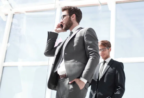 Seitenblick. Geschäftsmann im Gespräch auf Handy — Stockfoto