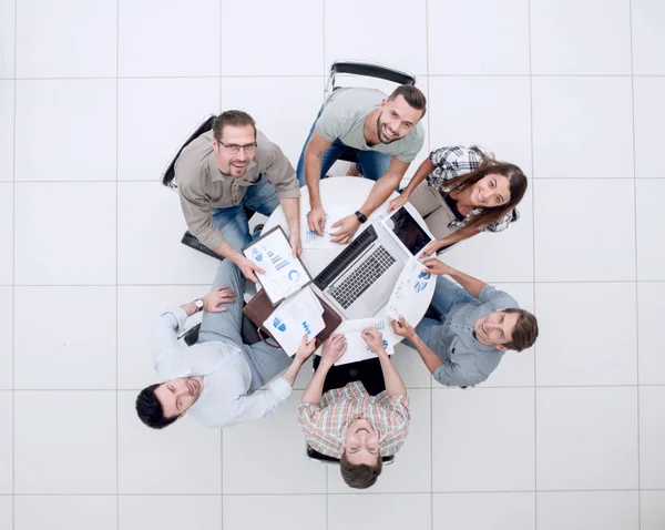 Top view.business equipo sentado mesa redonda — Foto de Stock