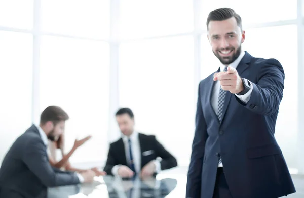 Hombre de negocios sonriente parado en la oficina y señalándote — Foto de Stock