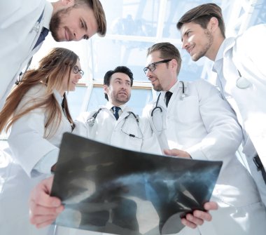 terapist ve meslektaşları hastalar x-ray görüşüyorlar