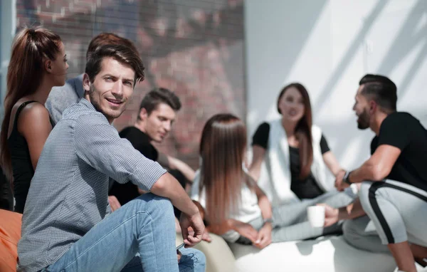 Jungunternehmer vor dem Hintergrund einer Gruppe junger Designer. — Stockfoto