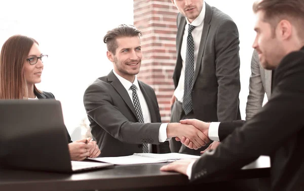 Parceiros de negócios para discutir o plano de cooperação — Fotografia de Stock