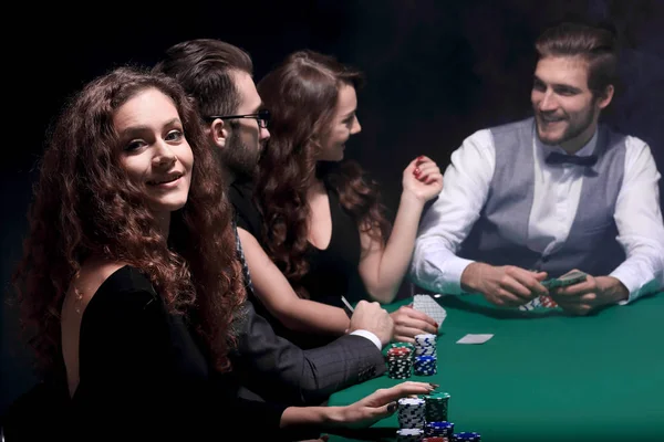 Closeup.Poker gracze siedzący przy stole Kasyna — Zdjęcie stockowe