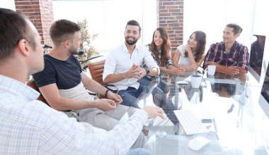 modern masa başında oturan iş takım.