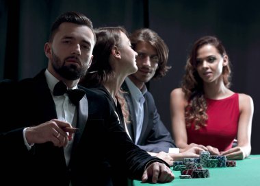 casino poker oyununda üzerinden seyir puro olan adam