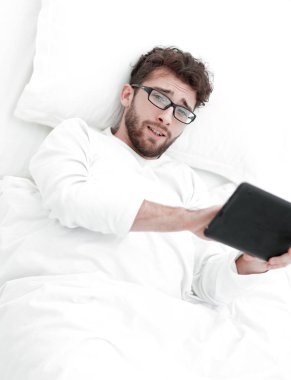 arka plan görüntüsü. adam dijital tablet üzerinde okuma.