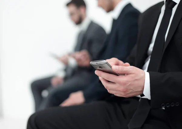 Gente de negocios usando sus teléfonos inteligentes — Foto de Stock