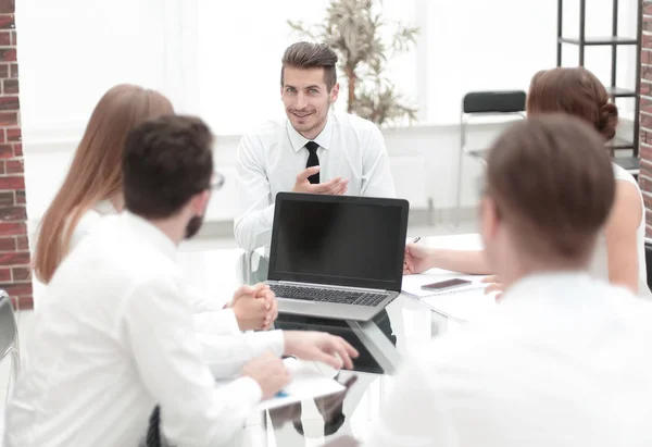 Team di lavoro tiene una riunione in un ufficio luminoso — Foto Stock