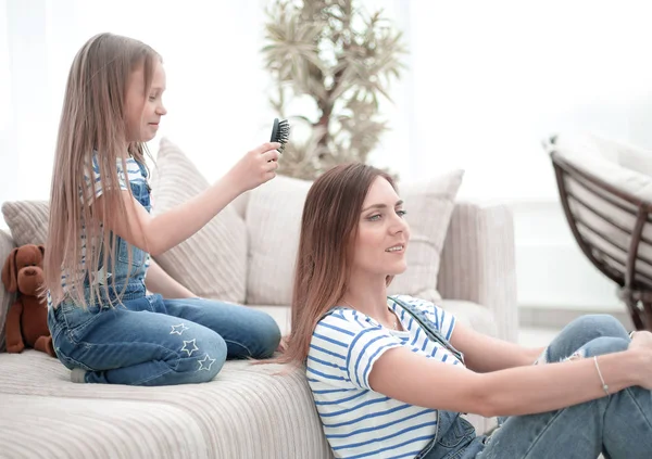 Niña peina el pelo de sus madres — Foto de Stock