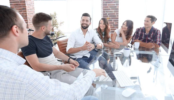 Equipe de negócios sentado em uma moderna mesa . — Fotografia de Stock