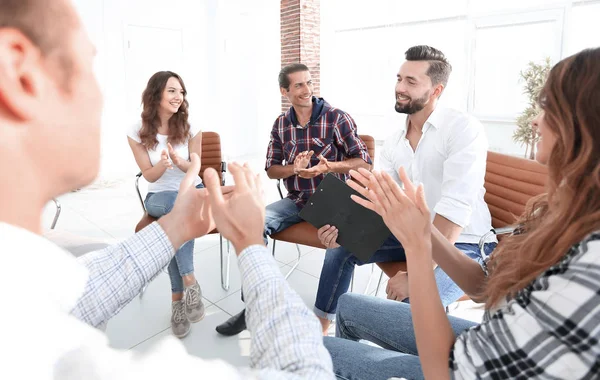 Geschäftsleute applaudieren — Stockfoto