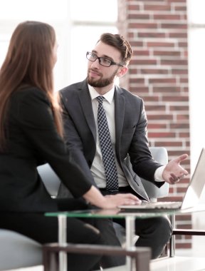 Coworking, yeni başlangıç fikir gösteren yaratıcı Yöneticisi