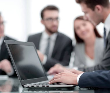 dizüstü bilgisayarda yazarak up.businessman kapatın