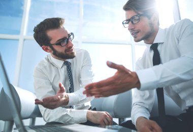 çalışanların yeni fikirler tartışıyor.