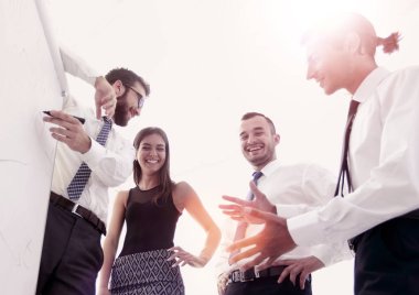 bir şey onun arkadaşları için bir beyaz tahta üzerinde gösterilen iş adamı