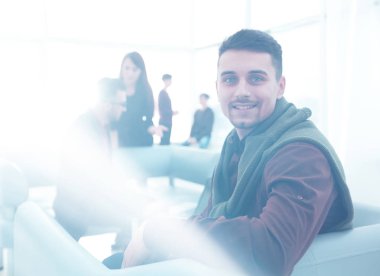 Modern adam arka planda ofis.