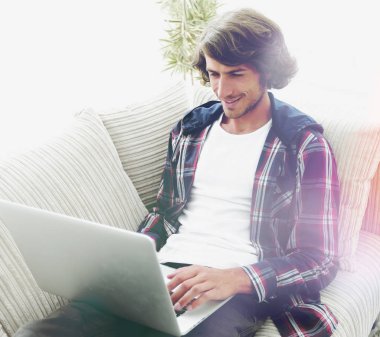 genç adam kanepede oturan laptop çalışma