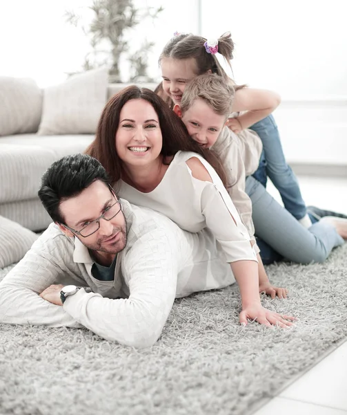 Fechar up.happy família na sala de estar — Fotografia de Stock