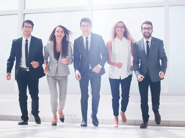 birlikte yürüyüş iş adamları tam growth.a grubunda.