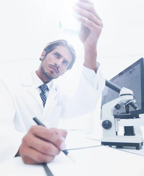 Cientista analisando um experimento em um laboratório — Fotografia de Stock