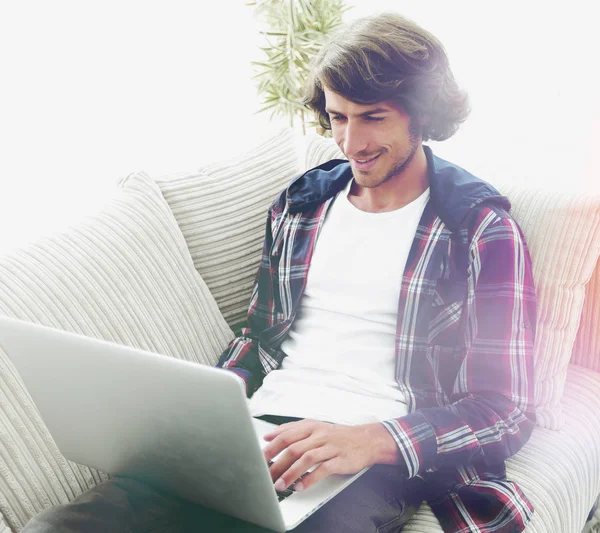 genç adam kanepede oturan laptop çalışma