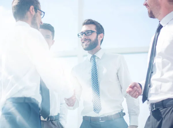 Uomini Affari Che Stringono Mano Mentre Sono Ufficio Concetto Partenariato — Foto Stock