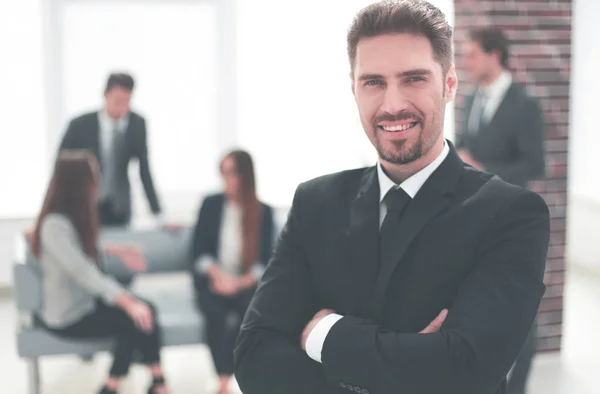 Retrato de un alegre socio de negocios en la oficina — Foto de Stock