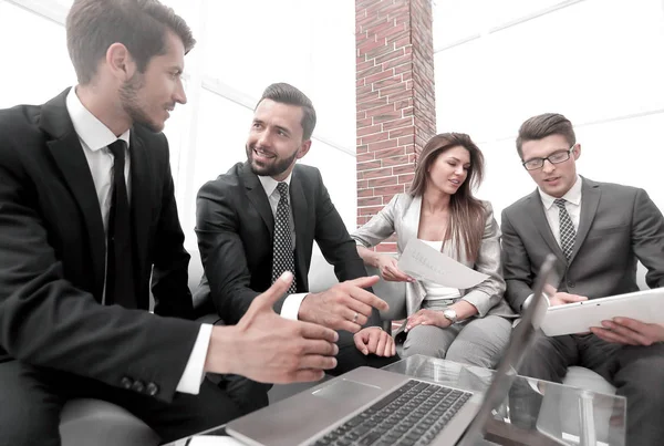 Equipe de negócios discutindo documentos financeiros . — Fotografia de Stock