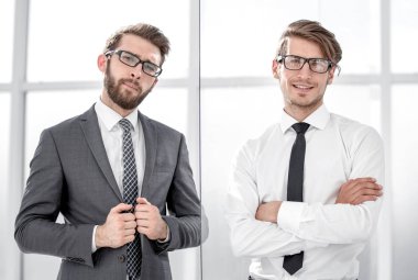 ofiste duran iki iş adamları